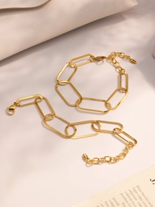 Vue détaillée du bracelet à maillons ovales en acier doré avec fermoir mousqueton réglable
