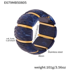 Detail showing blue resin bracelet dimensions 4.1cm width and 6.0cm inner diameter