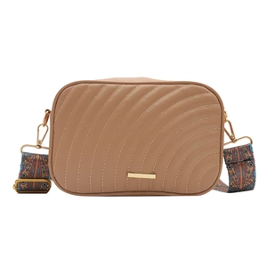 Sac caméra marron minimaliste pour femme avec bandoulière large tissée de style ethnique
