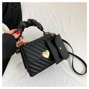 Borsa a Tracolla da Donna alla Moda in Pelle PU Trapuntata Con Fibbia a Cuore Manico Arricciato e Mini Pochette per il Giorno