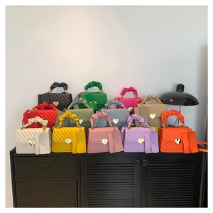 Borsa a tracolla trapuntata con chiusura a cuore e manico arricciato in vari colori