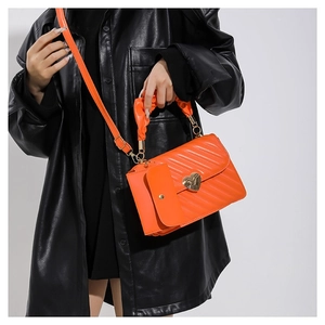 Borsa a tracolla trapuntata arancione con fibbia a cuore e pochette rimovibile