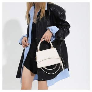 Bolso bandolera pequeño beige con patrón de cocodrilo y asa superior tejida para mujer