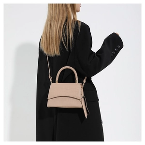 Bolso bandolera beige con patrón de cocodrilo y asa trenzada para mujer