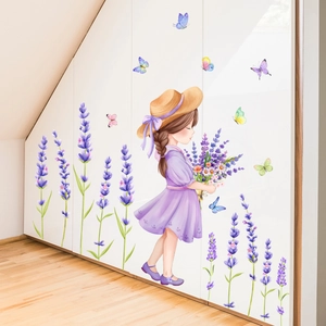 Dettaglio adesivo murale bambina con lavanda e farfalle colorate su armadio bianco