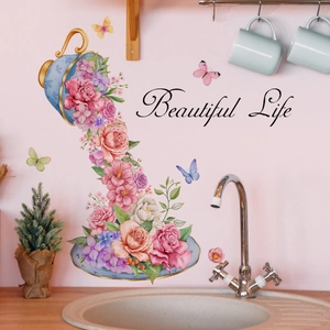 Détail d'un sticker mural tasse de café 3D avec fleurs et papillons sur un mur rose