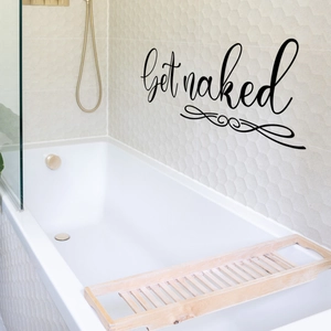 Detailansicht des Get Naked Wandtattoos auf sechseckigen Badezimmerfliesen an der Wand