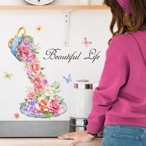 Détail du sticker mural fleuri avec tasse de thé, roses et texte 'Beautiful Life'