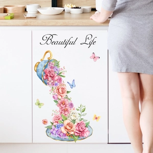 Détail du sticker mural fleuri avec tasse de thé et texte Beautiful Life sur meuble
