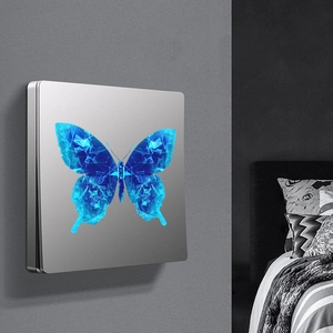 Close-up van een zilveren wandschakelaar met blauw lichtgevend vlinderpatroon
