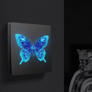 Lichtgevende blauwe vlinder muursticker met geometrische patronen in een donkere kamer