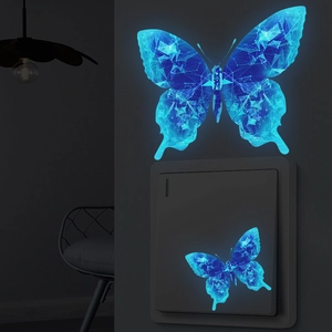 Lichtgevende blauwe vlinderstickers op een schakelaar in een donkere kameromgeving