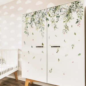 Détail de stickers muraux 3D feuilles vertes et fleurs mauves sur une armoire blanche