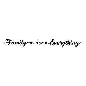Adesivo murale Family is Everything con cuori in elegante corsivo nero per pareti