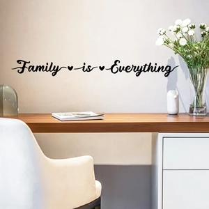 Adesivo murale Family is Everything con cuori in un arredamento da ufficio moderno