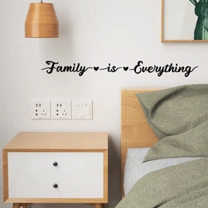 Adesivo murale Family is Everything in carattere nero artistico su una parete moderna