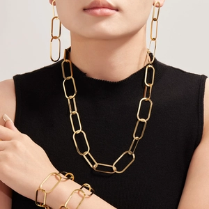 Parure de bijoux minimaliste plaquée or 18k avec collier chaîne et boucles d'oreilles