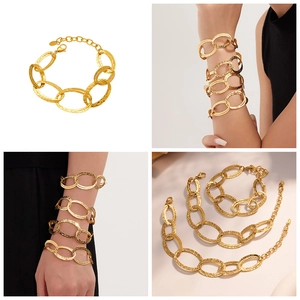 Dettagli della texture martellata sul bracciale dorato a doppio strato con maglie ovali
