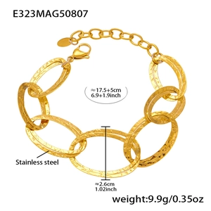 Dettaglio del bracciale dorato a maglie larghe a doppio strato con finitura martellata