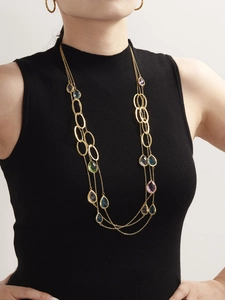 Dettaglio della collana multistrato dorata con pietre di vetro colorate a goccia