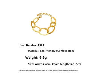 Dettaglio del bracciale in acciaio inossidabile dorato con maglie ovali martellate