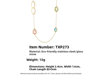 Dettaglio di pendenti in vetro a goccia colorata su una collana lunga 82cm in acciaio inox