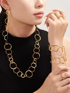 Detailansicht des 18k vergoldeten Edelstahl-Schmucksets mit Halsketten und Ringen