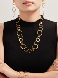 Modell mit goldenem Kreis-Halsketten-Set, Ohrhängern und Armband in 18k-Vergoldung