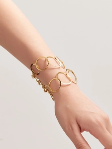 Detailansicht eines vergoldeten Gliederkettenarmbands mit polierter Metalloberfläche
