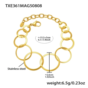 Detail eines 18k vergoldeten Edelstahlarmbands mit Gliedern und Karabinerverschluss