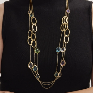 Collana dorata a tre strati con anelli ovali opachi e gemme colorate a goccia