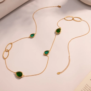 Collana lunga in acciaio dorato con pietre verdi a goccia e anelli martellati chic