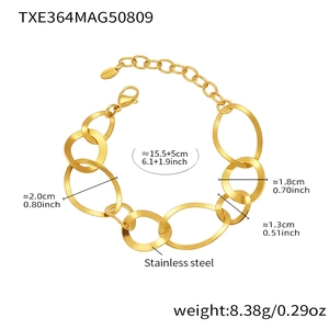 Détail d'un bracelet en acier inoxydable plaqué or 18k à maillons irréguliers