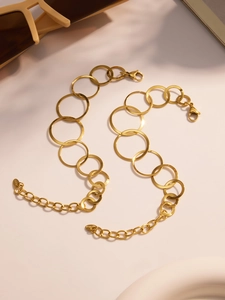 Detail der 18 Karat vergoldeten Edelstahlkette mit geschichteten Kreisen und Karabinerverschluss