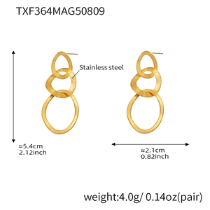 Détails de taille des boucles d'oreilles géométriques à triple anneaux en plaqué or 18k