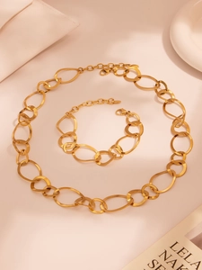 Vue détaillée de l'ensemble collier et bracelet à maillons ovales dorés irréguliers