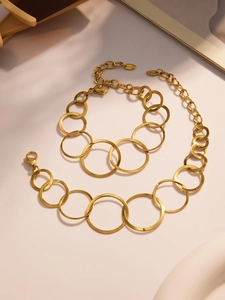 Detailansicht der 18k vergoldeten Halskette und Armband mit ineinandergreifenden Kreisen