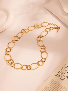 Détail du collier en acier inoxydable plaqué or 18 carats à maillons ovales irréguliers