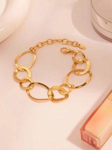 Détail du bracelet à maillons épais plaqué or 18k avec anneaux ovales irréguliers