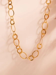 Gros plan des maillons circulaires irréguliers plaqués or sur un collier élégant