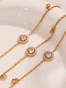 Detailansicht der 18k vergoldeten Fußkette mit fünfblättriger Blume und 5A Zirkonia