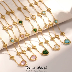 Vue détaillée du collier coeur plaqué or 18 carats avec pierres en verre facettées
