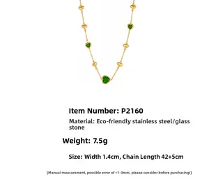 Détail du collier coeur plaqué or 18k avec pierre en verre verte et spécifications de taille