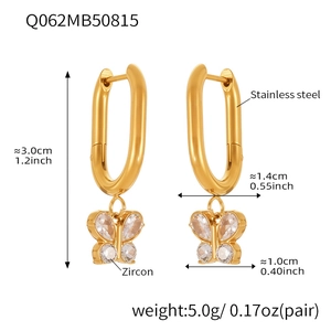 Détail des boucles d'oreilles papillon en acier inoxydable plaqué or 18 carats