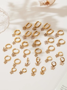 Détail de boucles d'oreilles papillon plaquées or 18 carats avec pierres en zircone