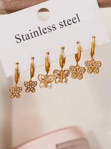 Détail de boucles d'oreilles papillon en acier inoxydable plaqué or 18k avec zirconiums