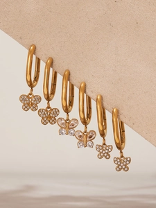 Détail de boucles d'oreilles papillon plaquées or 18k avec zircons étincelants