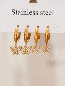Détail de boucles d'oreilles papillon plaquées or 18k avec zircons sur présentoir