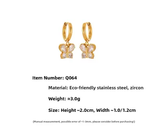 Détail de boucles d'oreilles papillon plaquées or 18 carats avec cristaux de zircone brillants