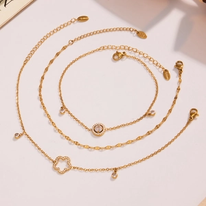 Goldenes Edelstahlschmuckset mit Blumenanhängern und Zirkonia Akzenten